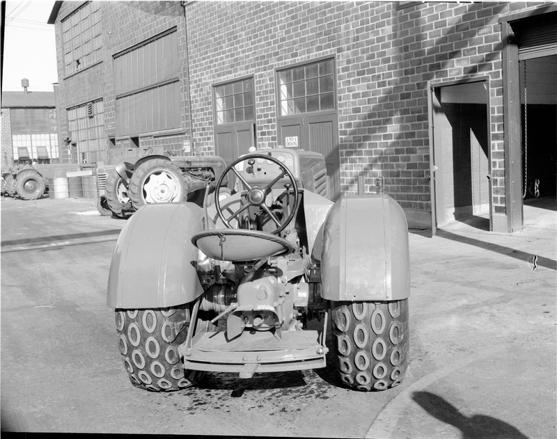 Illustration for article titled Old Tractors